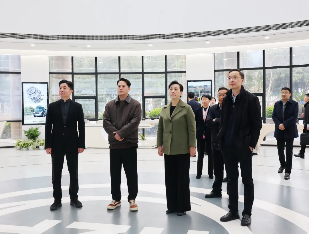 Wang Wenxu, presidente del Comitato municipale di Hangzhou della Conferenza consultiva politica del popolo cinese (CPPCC), indaga sulla Zhaofeng Co., Ltd.